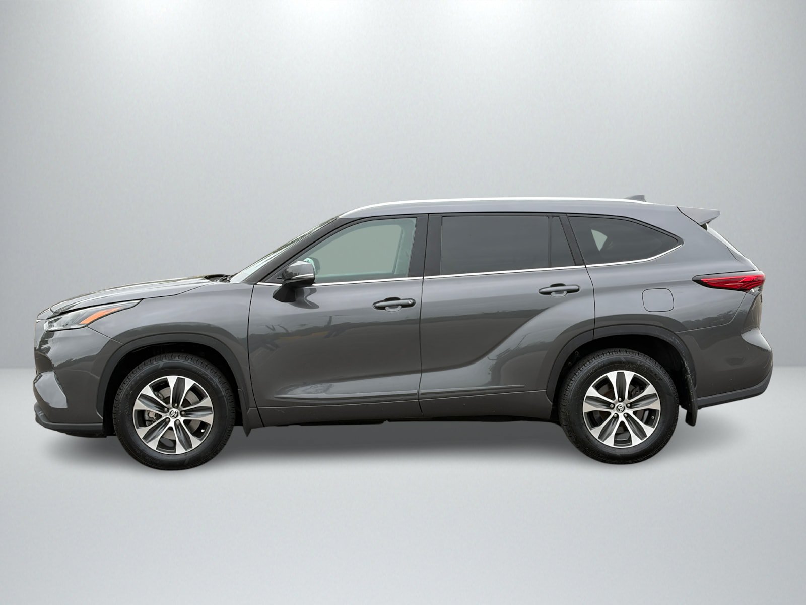 Used 2021 Toyota Highlander XLE AWD/4WD image 2