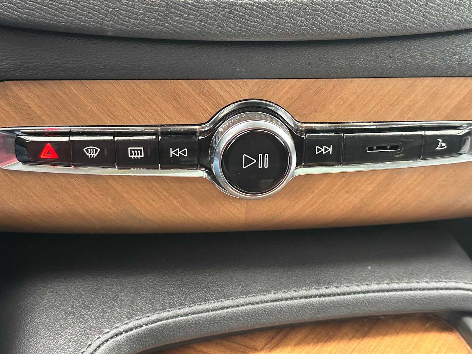 Certified 2025 Volvo XC90 B6 Plus image 29