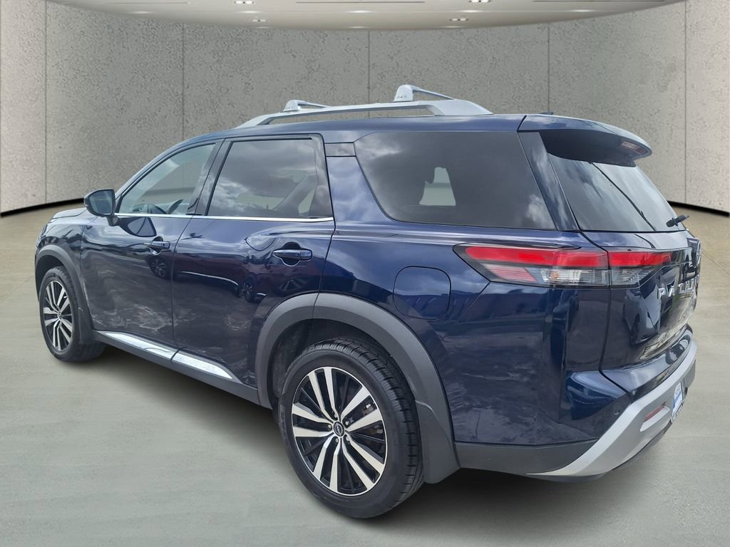 Used 2024 Nissan Pathfinder Platinum FWD image 3