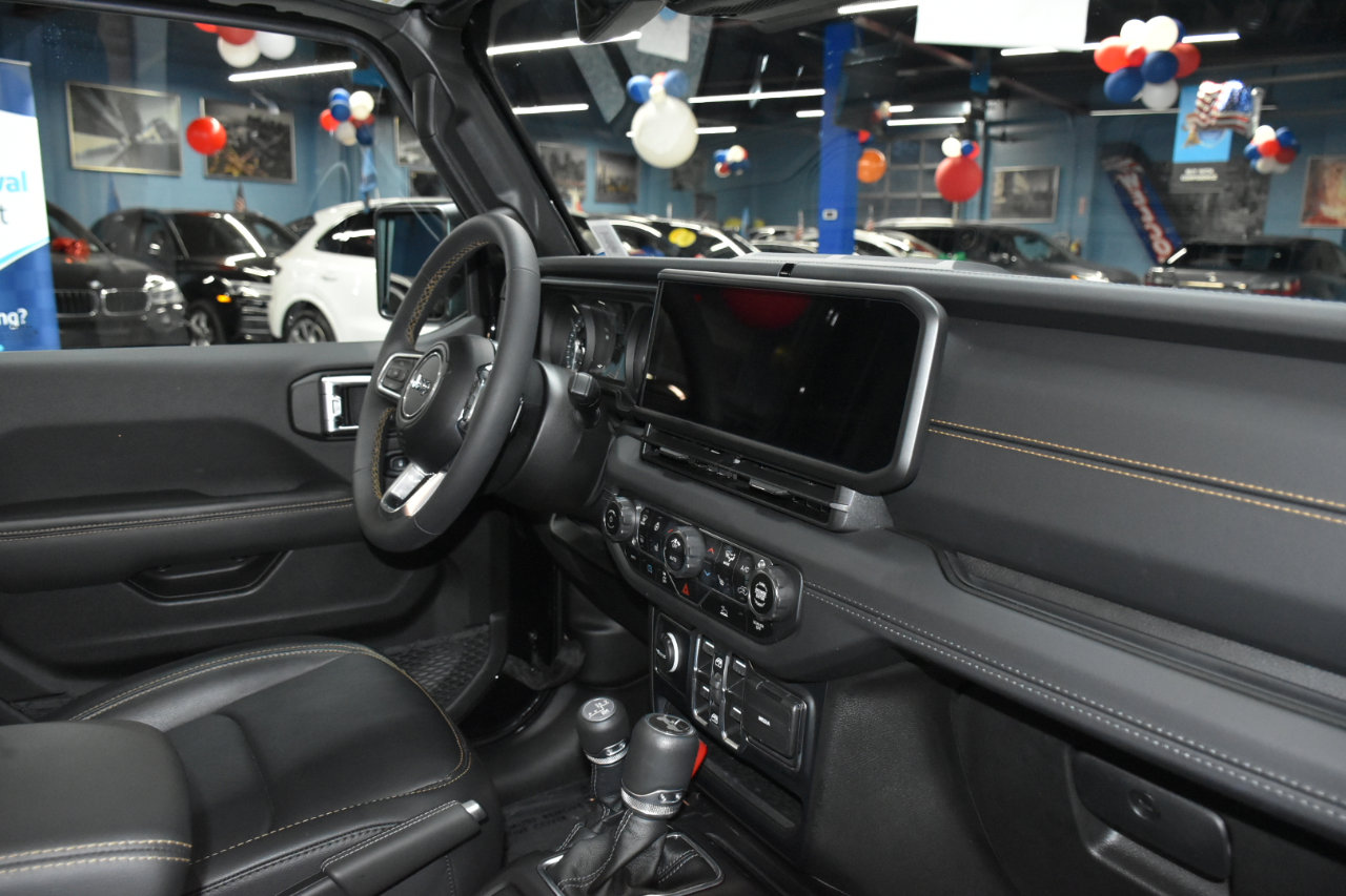 Used 2024 Jeep Wrangler Unlimited Sahara w/ Technology Group image 18