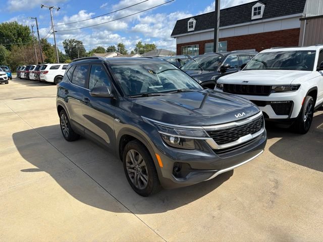 Used 2023 Kia Seltos S w/ Navigation Package AWD/4WD image 2