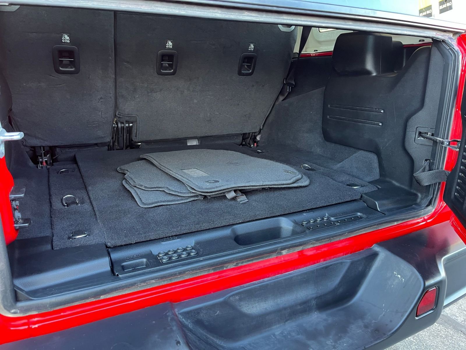 Used 2025 Jeep Wrangler Sahara image 31