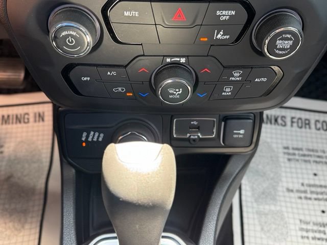 Certified 2022 Jeep Renegade Latitude w/ Convenience Group AWD/4WD image 17