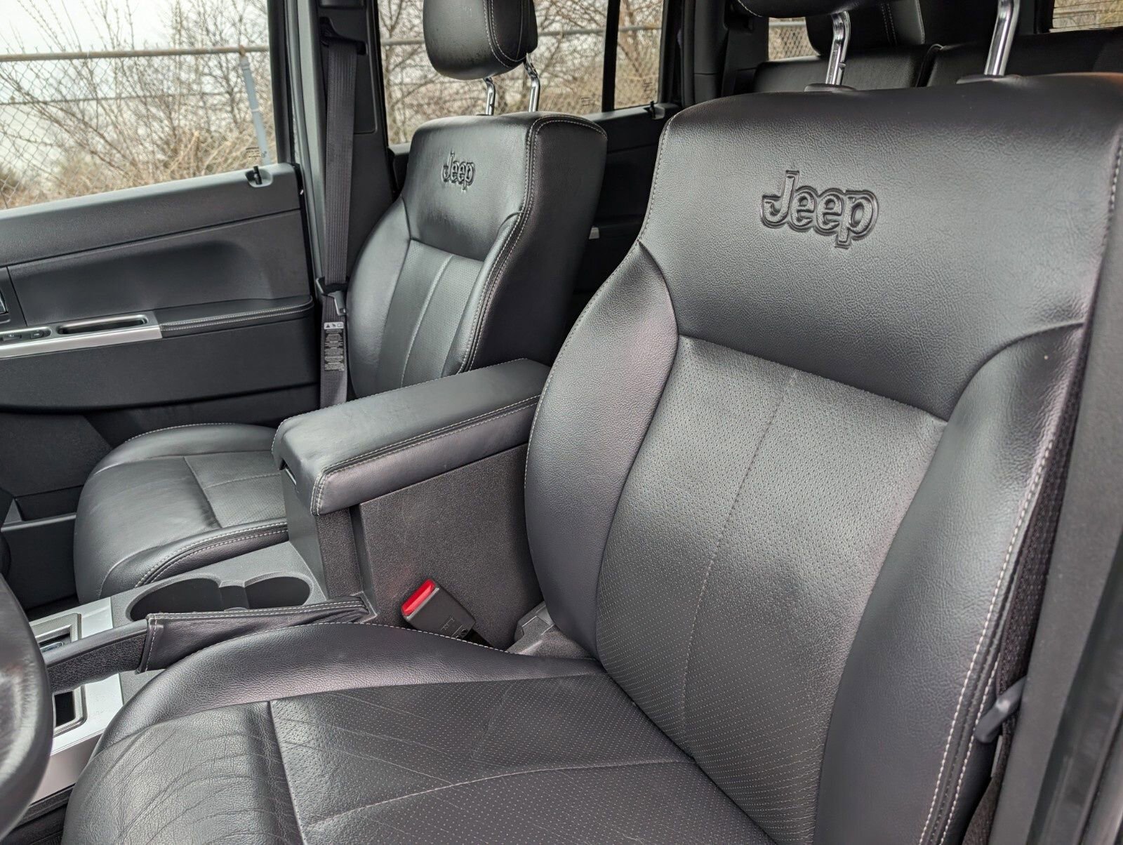 Used 2010 Jeep Liberty Limited w/ Tire & Wheel Group image 13