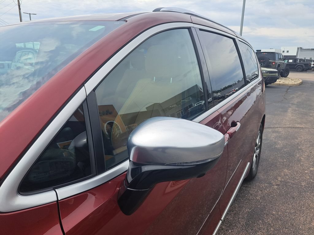 Used 2023 Chrysler Pacifica Pinnacle FWD image 41