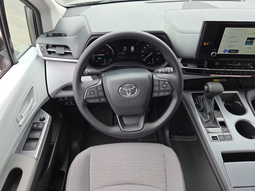 New 2026 Toyota Sienna LE image 4
