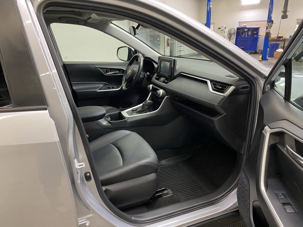 Used 2022 Toyota RAV4 XLE Premium image 19