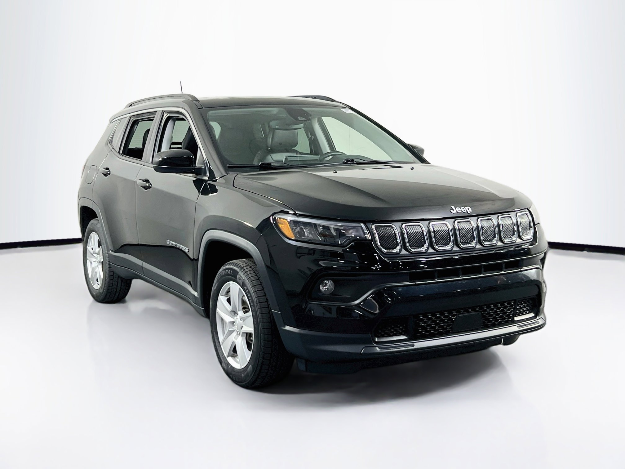Used 2022 Jeep Compass Latitude w/ Sun and Sound Group AWD/4WD image 3