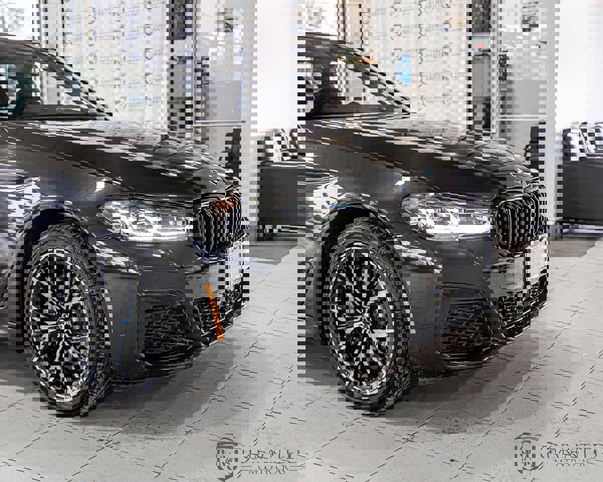 Used 2021 BMW 530e xDrive w/ Executive Package image 4