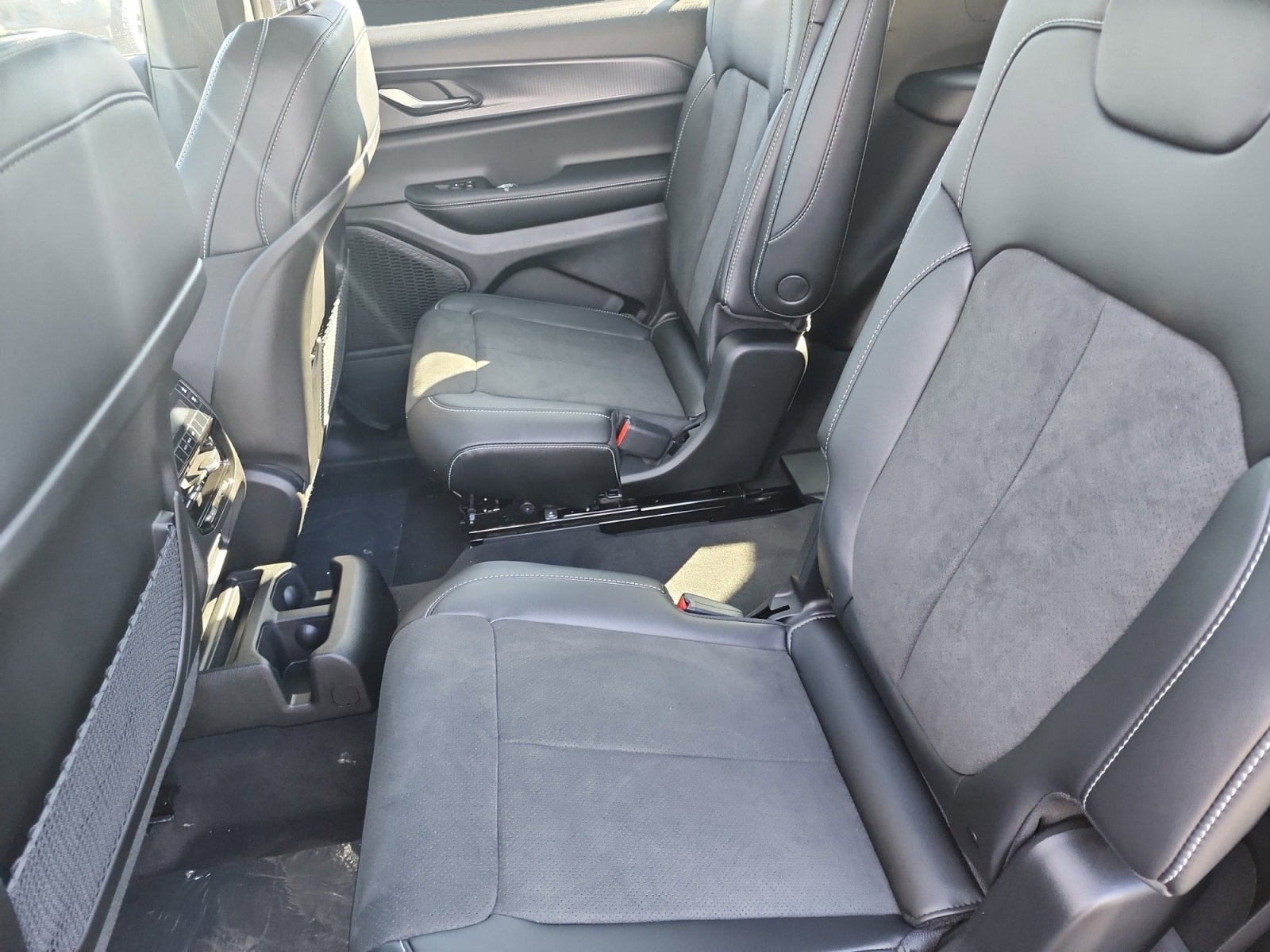 Used 2025 Jeep Grand Cherokee L Laredo AWD/4WD image 13