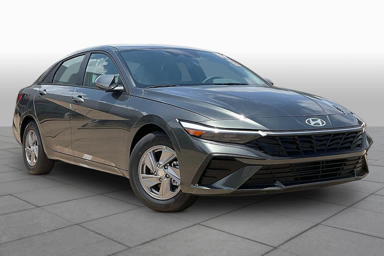 Certified 2026 Hyundai Elantra SE FWD image 3
