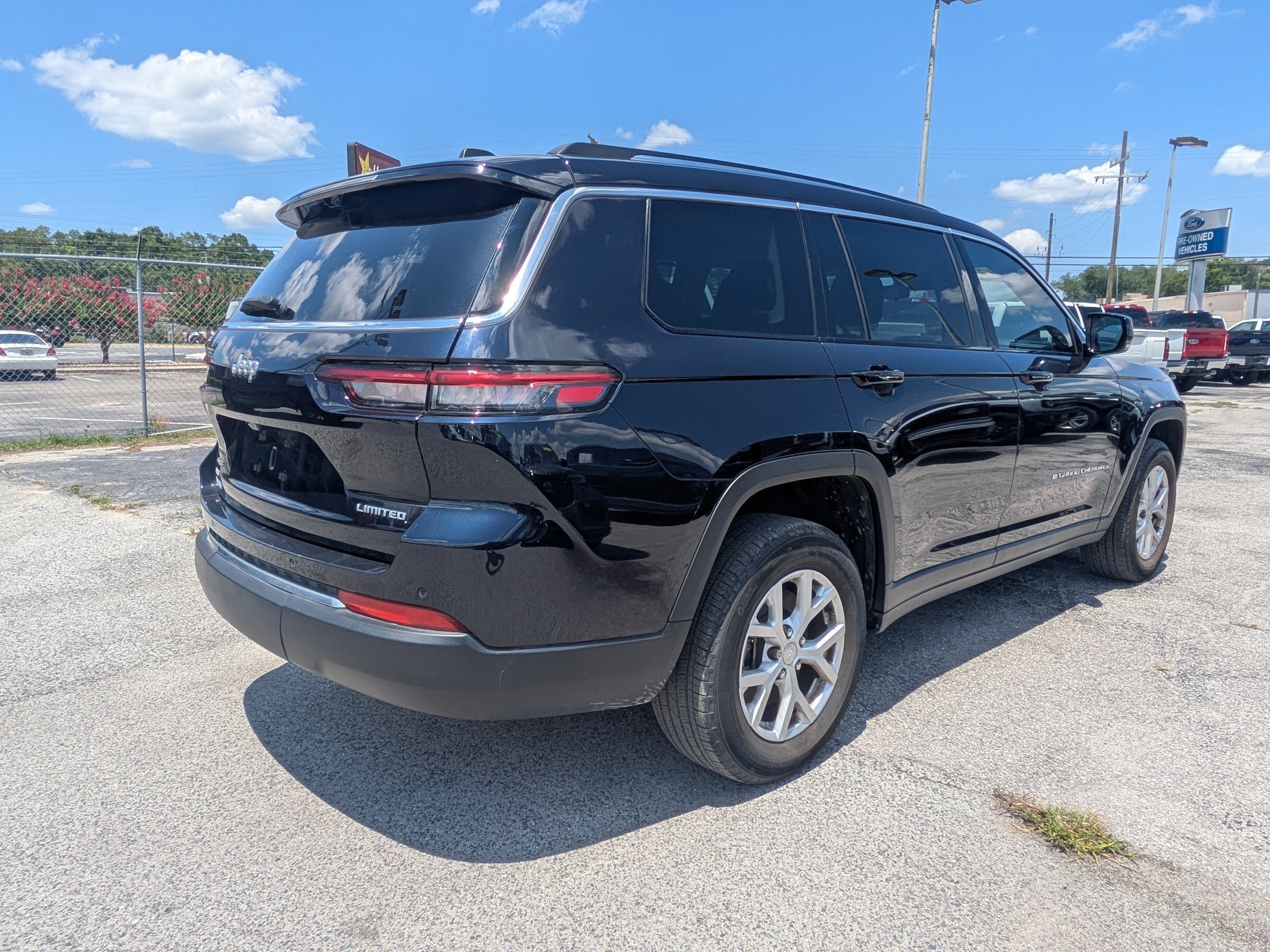 Used 2023 Jeep Grand Cherokee L Limited w/ Luxury Tech Group II AWD/4WD image 4