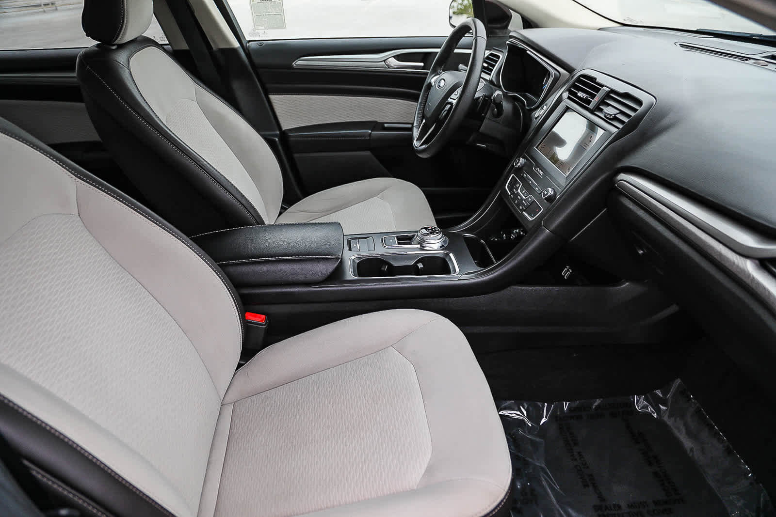Used 2019 Ford Fusion SE w/ Equipment Group 151A FWD image 16