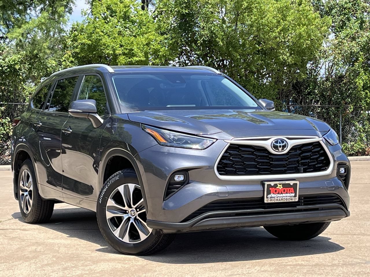 Used 2025 Toyota Highlander XLE AWD/4WD image 2