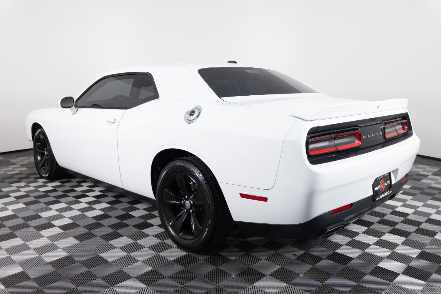 Used 2018 Dodge Challenger SXT RWD image 5