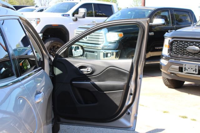 Used 2019 Jeep Cherokee Limited FWD image 38