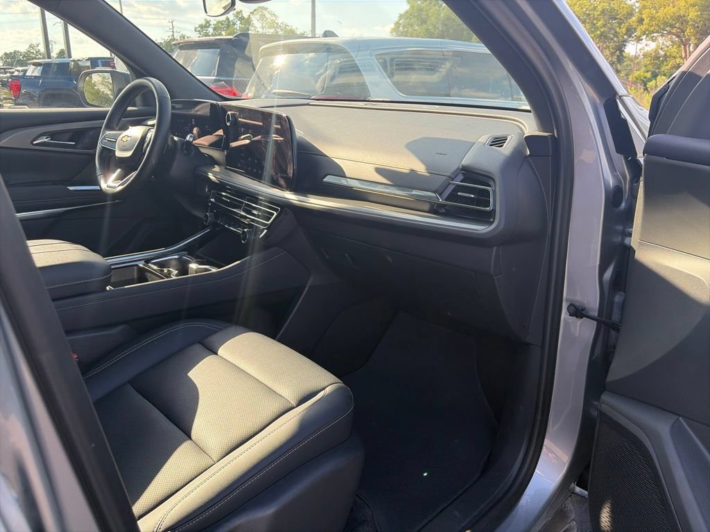 Used 2025 Chevrolet Traverse LT FWD image 10