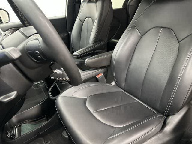 Used 2025 Chrysler Pacifica Select FWD image 10