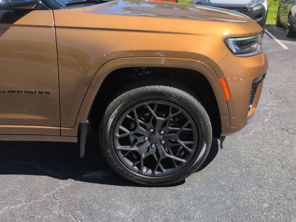 New 2026 Jeep Grand Cherokee Summit w/ Obsidian Package AWD/4WD image 9