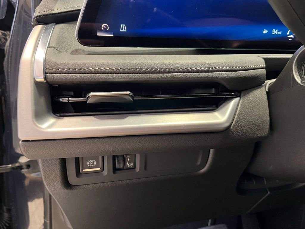 Used 2025 Cadillac XT4 Premium Luxury image 39