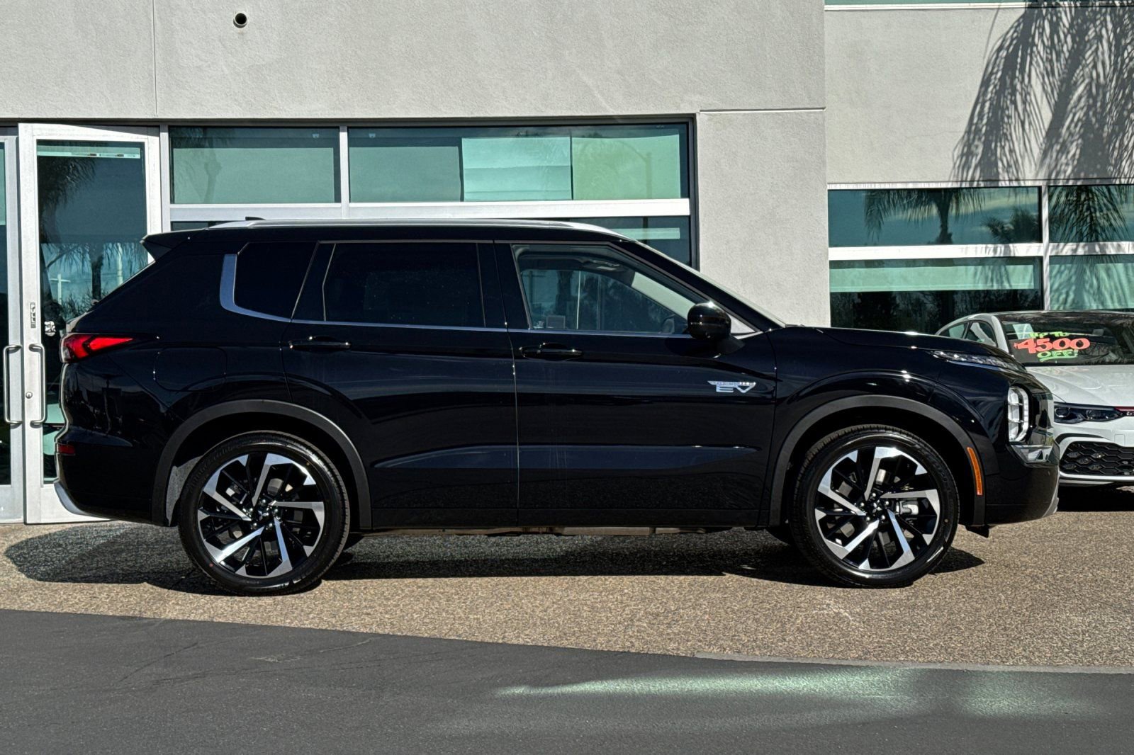 New 2025 Mitsubishi Outlander SEL image 3