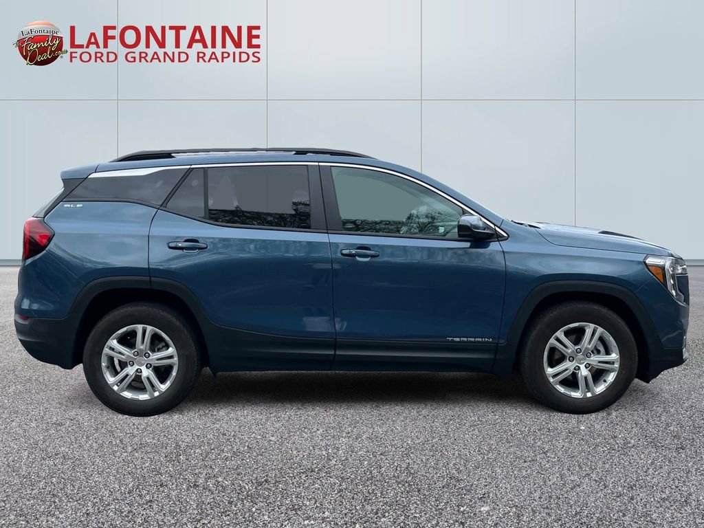Used 2024 GMC Terrain SLE w/ Driver Convenience Package FWD image 8