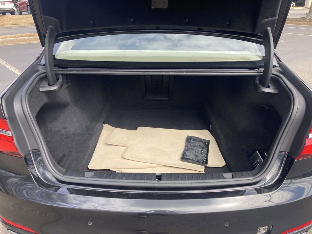 Used 2019 BMW 750i image 8