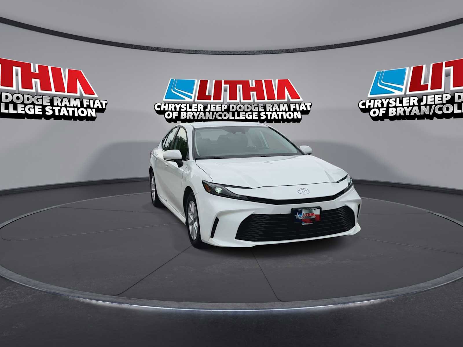 Used 2025 Toyota Camry LE image 2