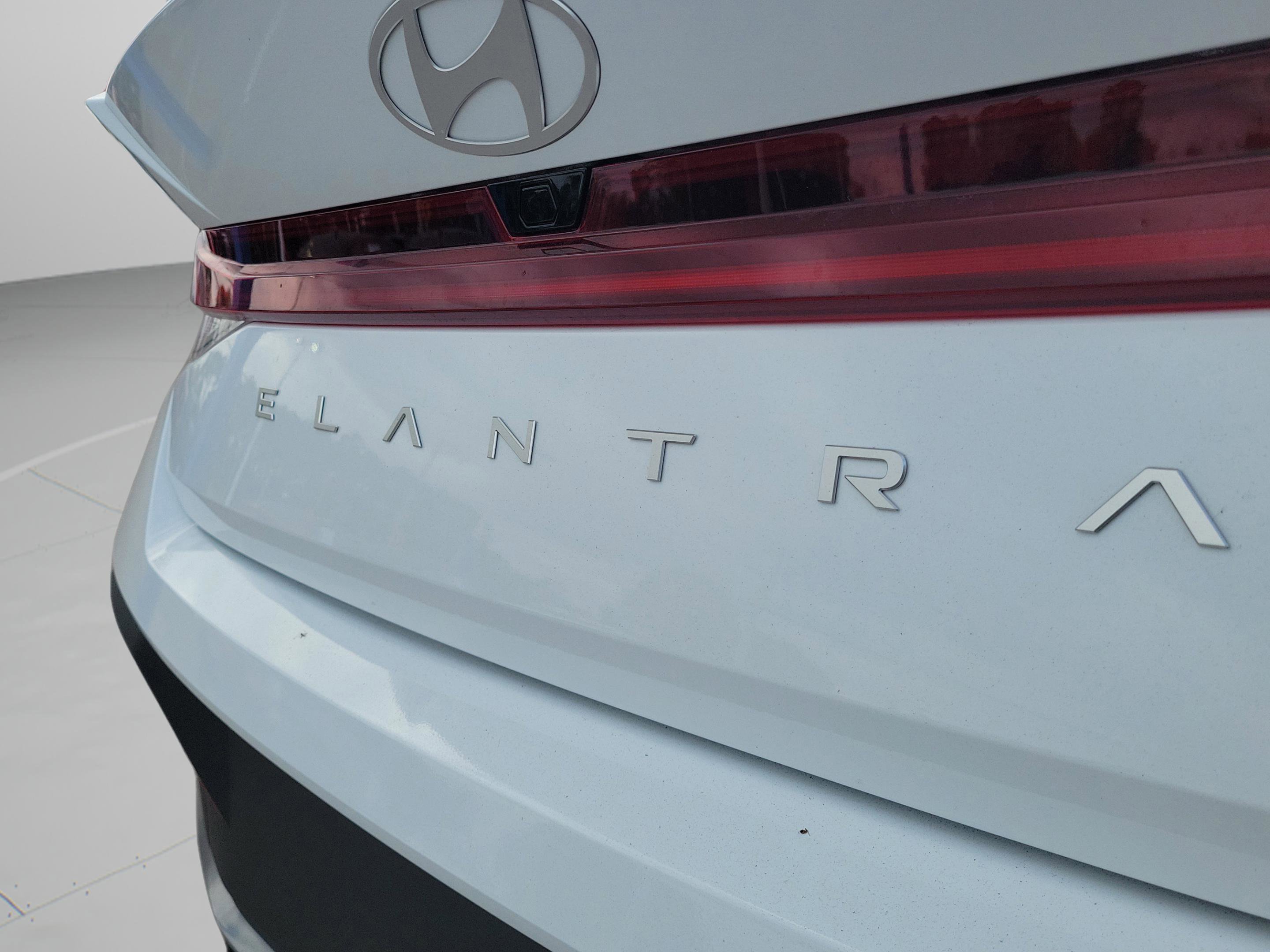 Used 2025 Hyundai Elantra Hybrid FWD image 32