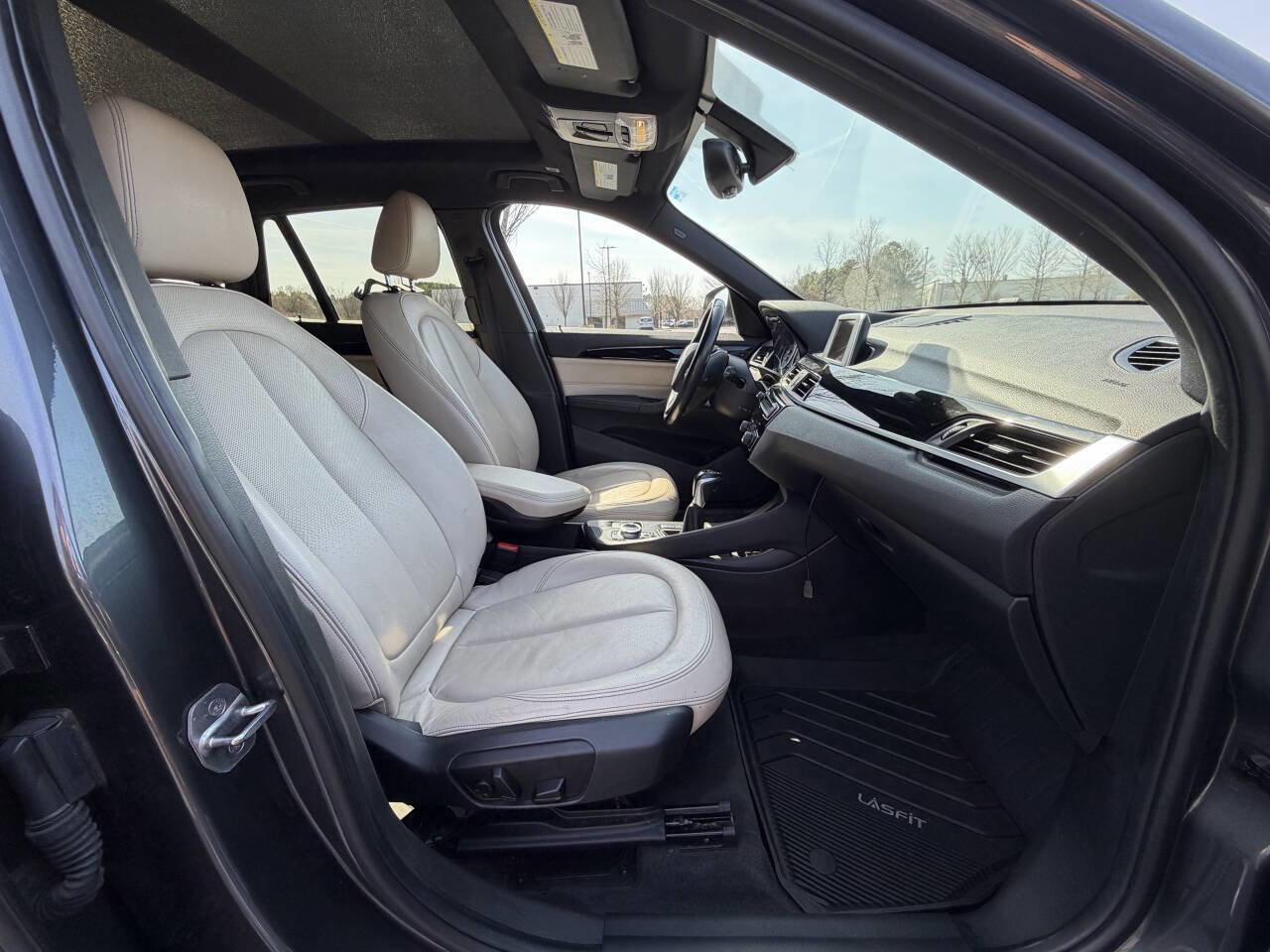 Used 2017 BMW X1 sDrive28i w/ Premium Package image 16