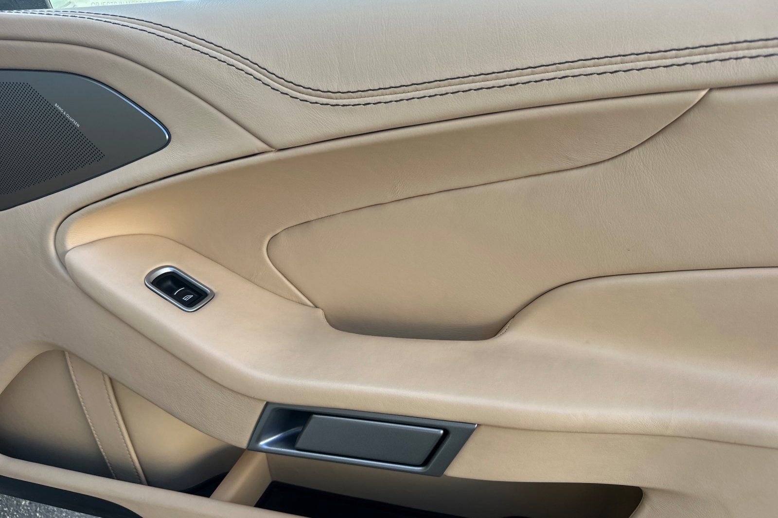 Used 2014 Aston Martin Vanquish Coupe image 17