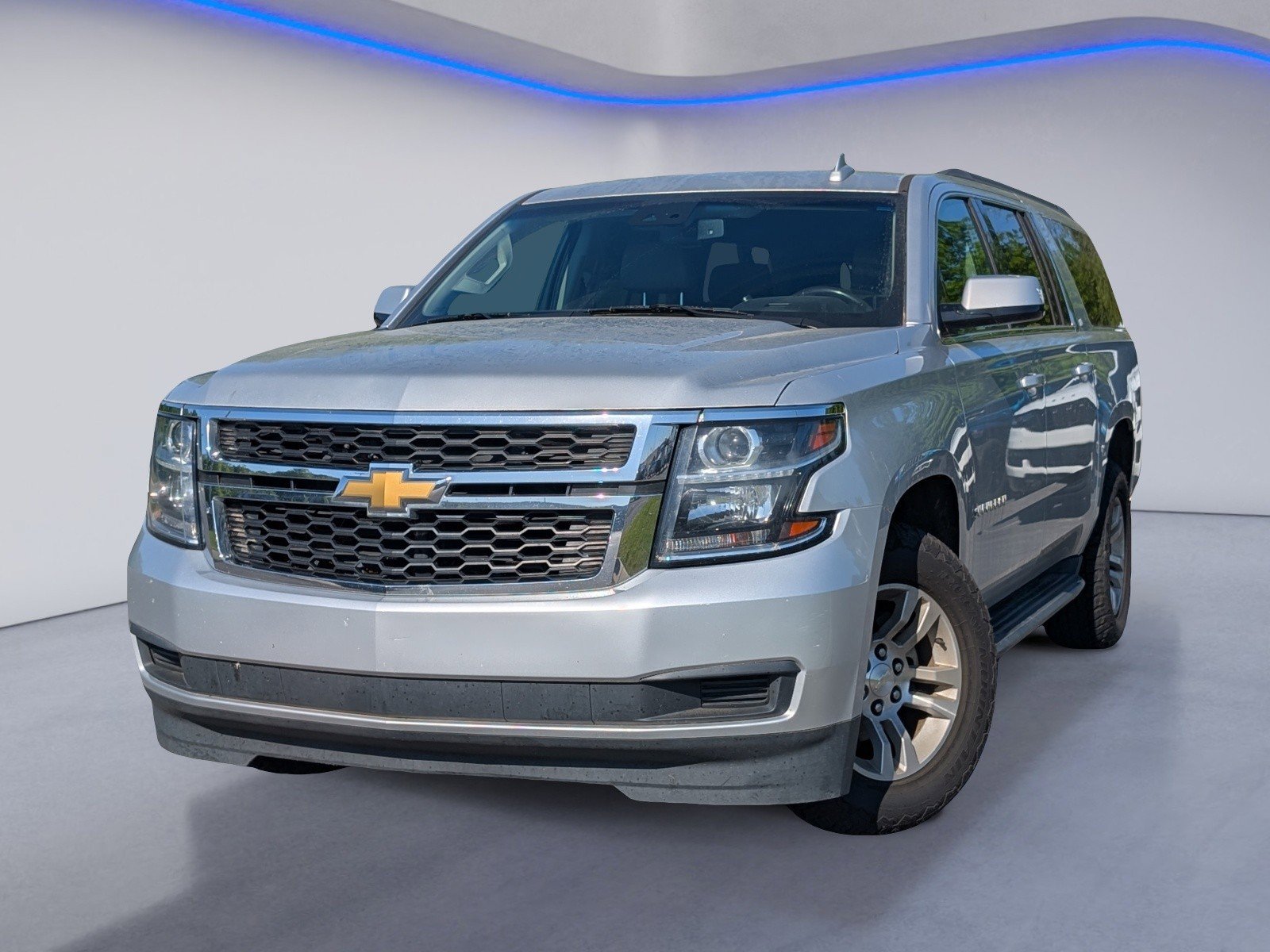 Used 2019 Chevrolet Suburban LT RWD image 2