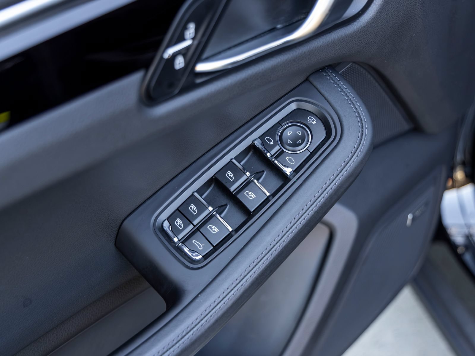 Certified 2023 Porsche Macan Turbo AWD/4WD image 28