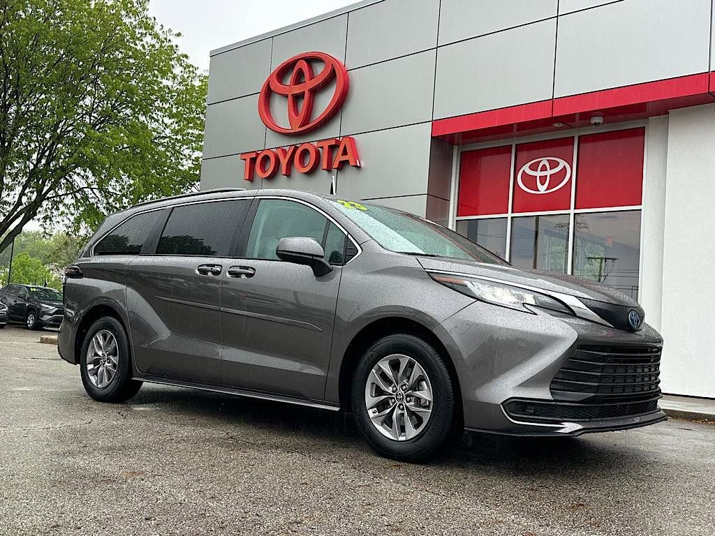 Certified 2023 Toyota Sienna LE AWD/4WD image 7