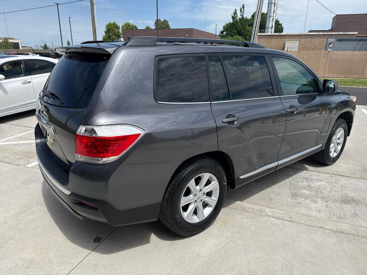 Used 2012 Toyota Highlander SE FWD image 11