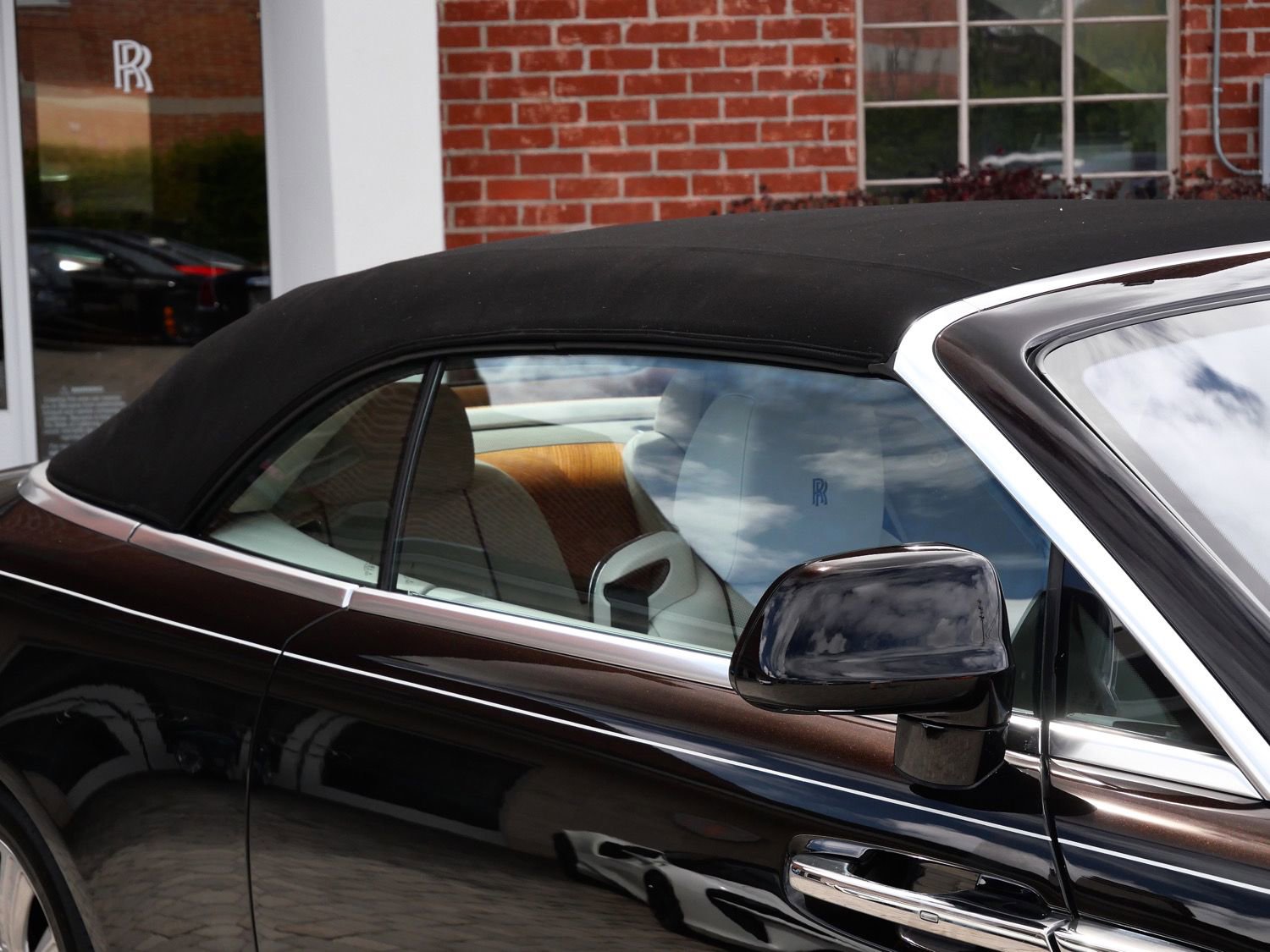 Used 2017 Rolls-Royce Dawn RWD image 21
