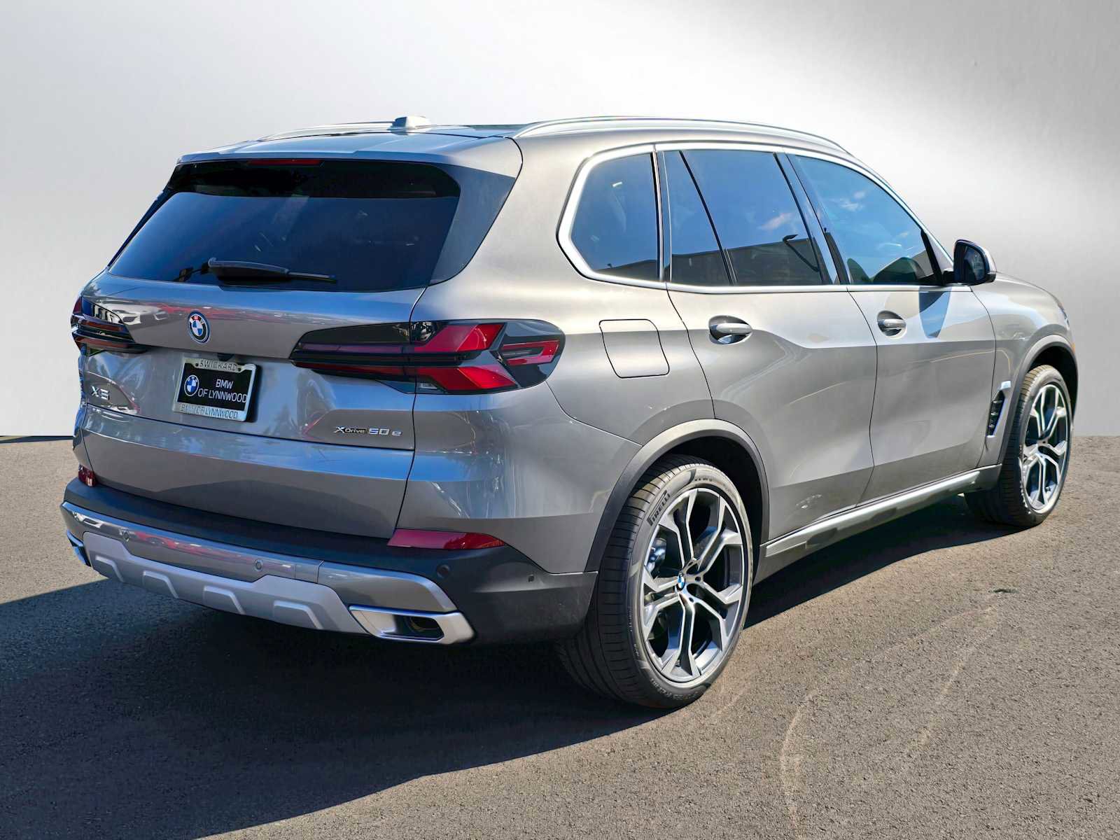 New 2026 BMW X5 xDrive50e w/ Climate Comfort Package image 3
