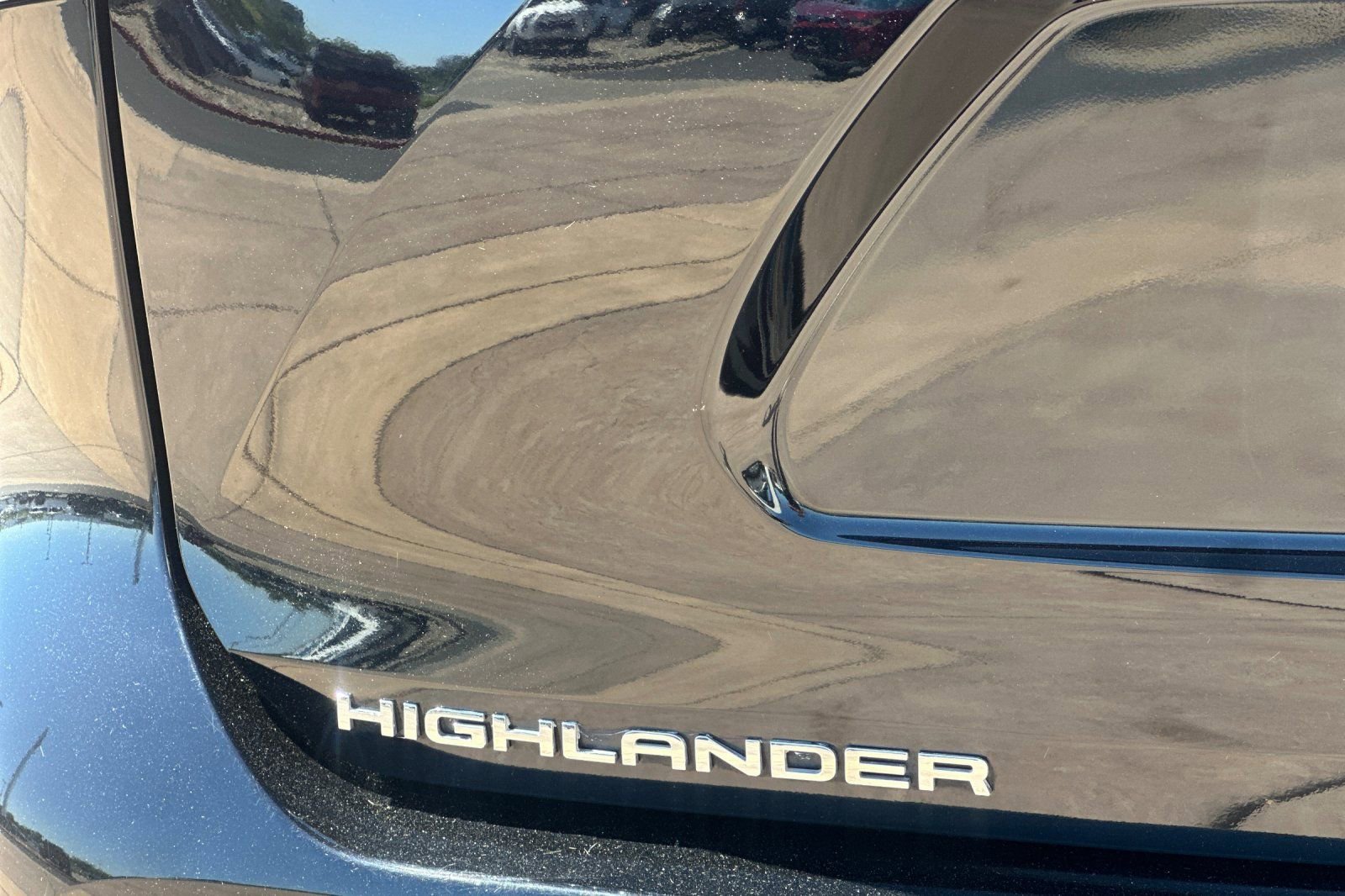 Used 2025 Toyota Highlander LE FWD image 33