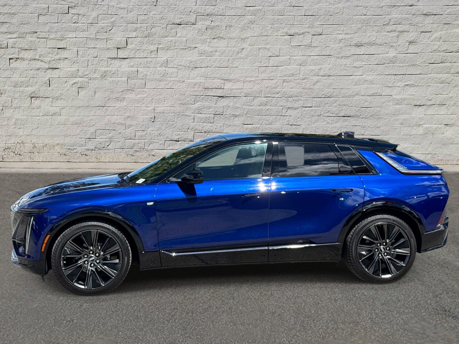 Used 2026 Cadillac Lyriq Signature Sport AWD/4WD image 2