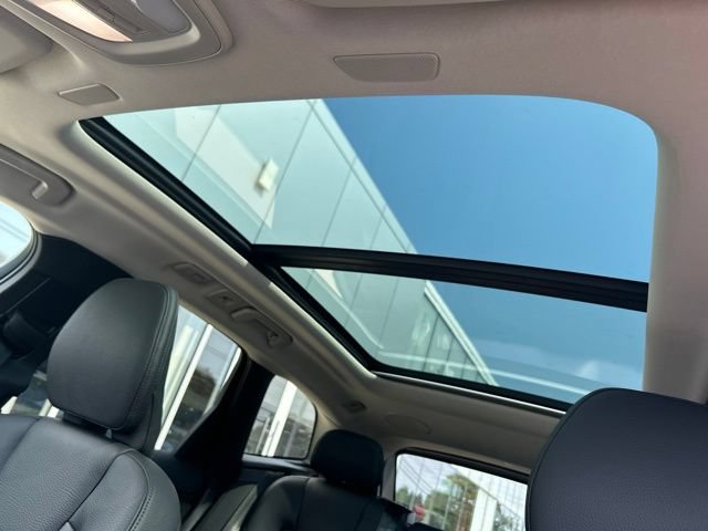 Certified 2024 Volvo XC60 B5 Plus AWD/4WD image 28