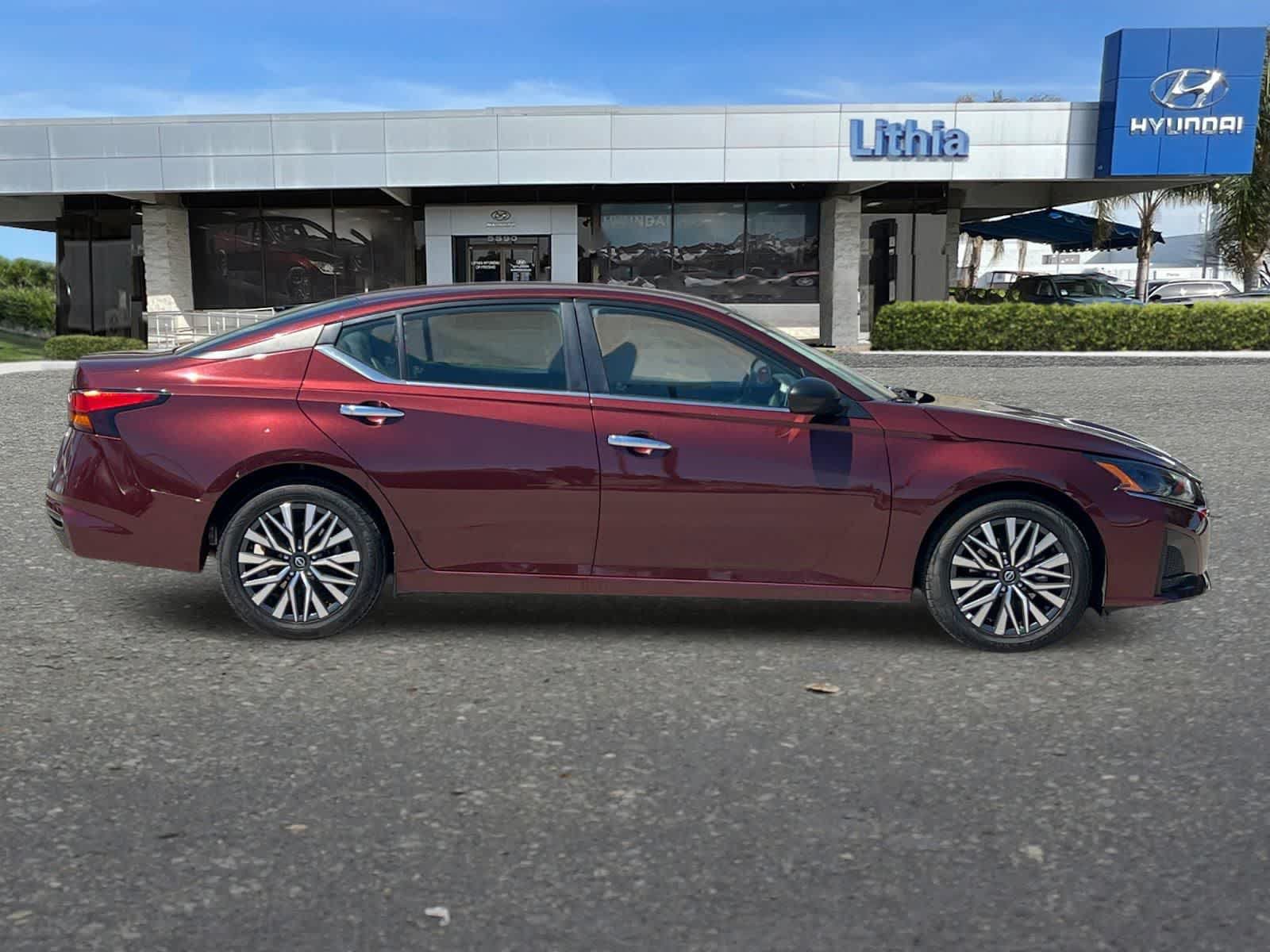 Used 2025 Nissan Altima 2.5 SV FWD image 9