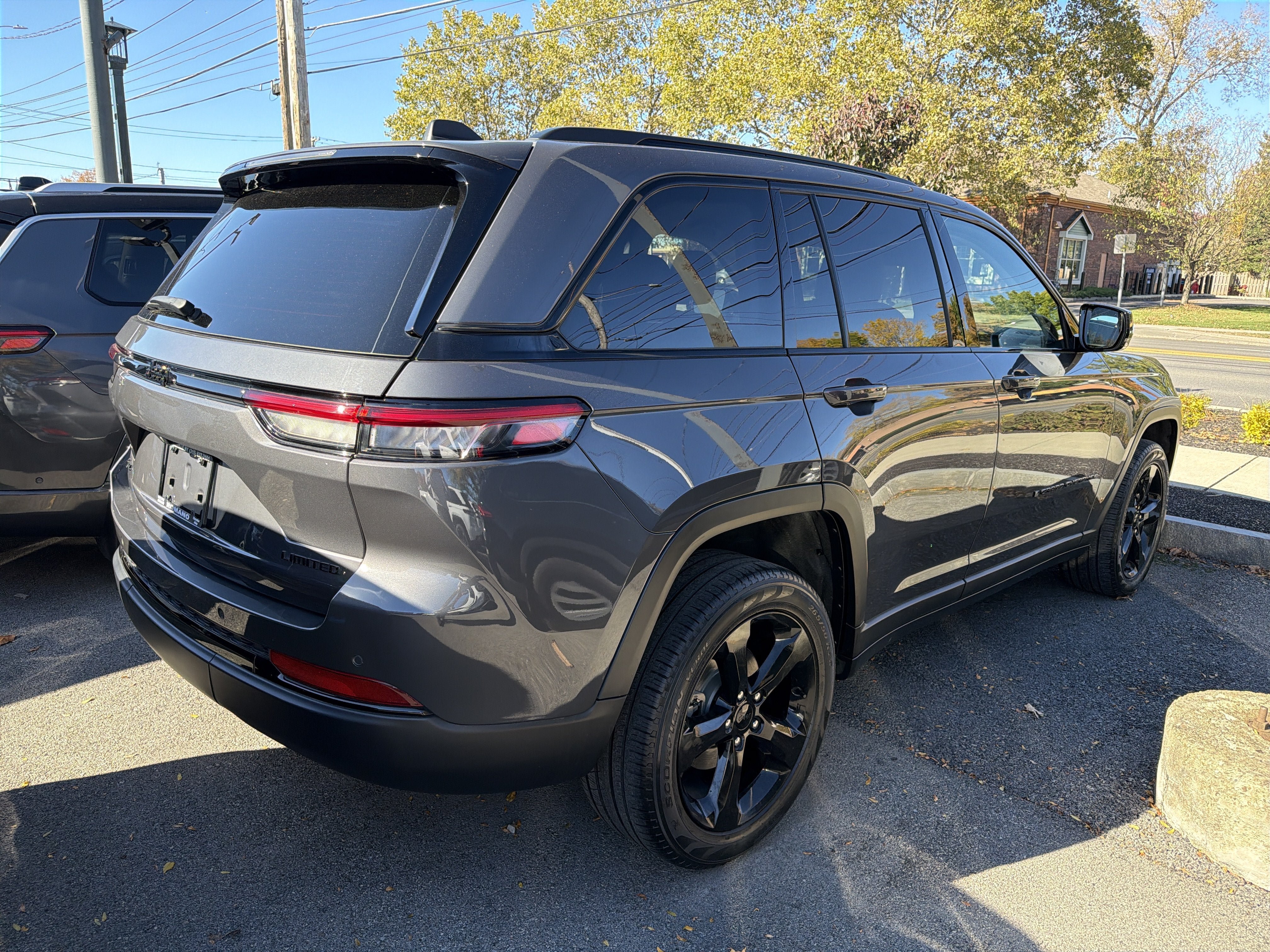 Used 2024 Jeep Grand Cherokee Limited w/ Black Appearance Package AWD/4WD image 6