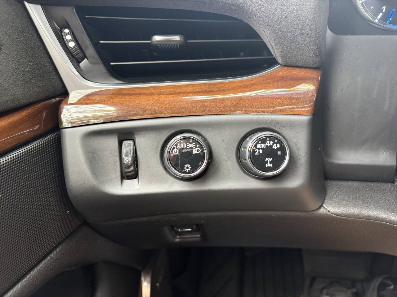 Used 2020 Cadillac Escalade Premium Luxury AWD/4WD image 14