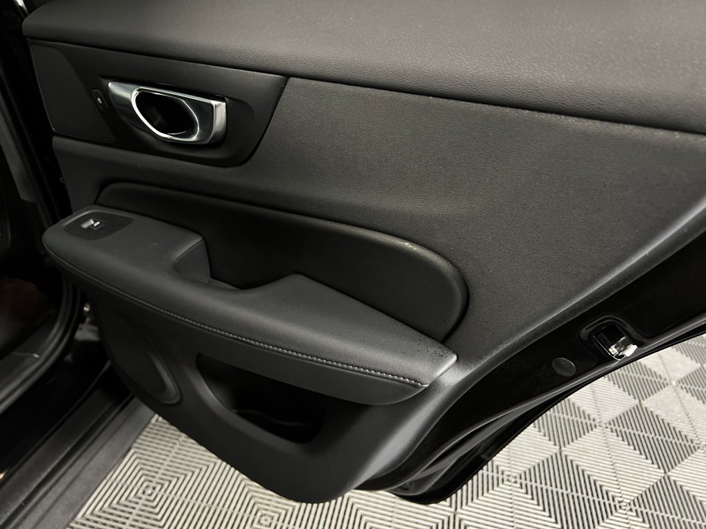 Used 2025 Volvo V60 B5 Cross Country Plus image 30