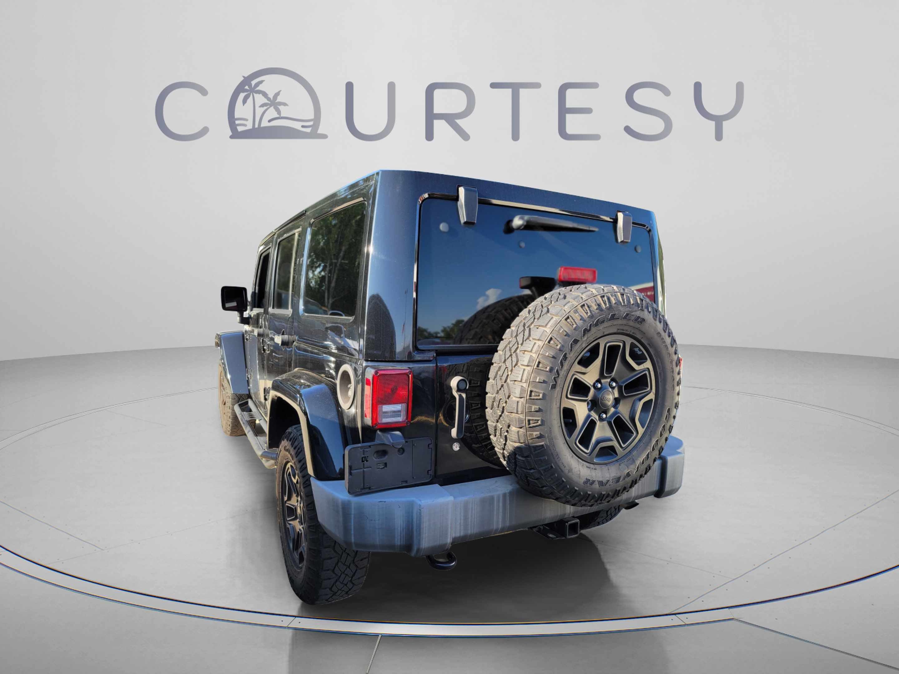 Used 2016 Jeep Wrangler Unlimited Rubicon w/ Connectivity Group AWD/4WD image 2