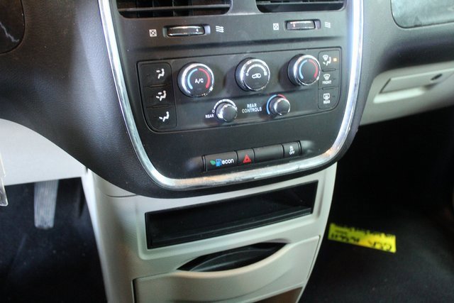 Used 2018 Dodge Grand Caravan SE w/ UConnect Hands-Free Group image 12