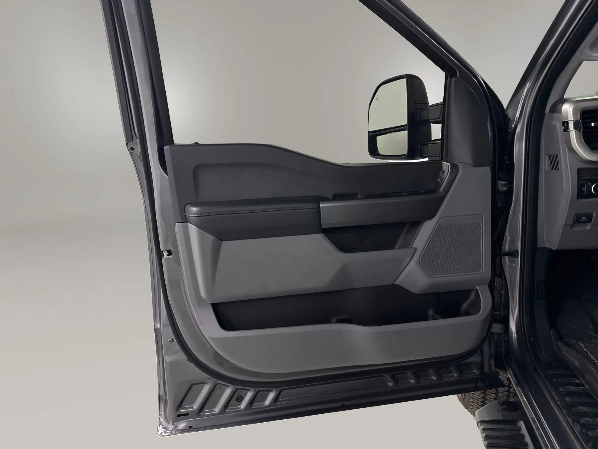 Used 2025 Ford F350 XLT w/ FX4 Off-Road Package image 19