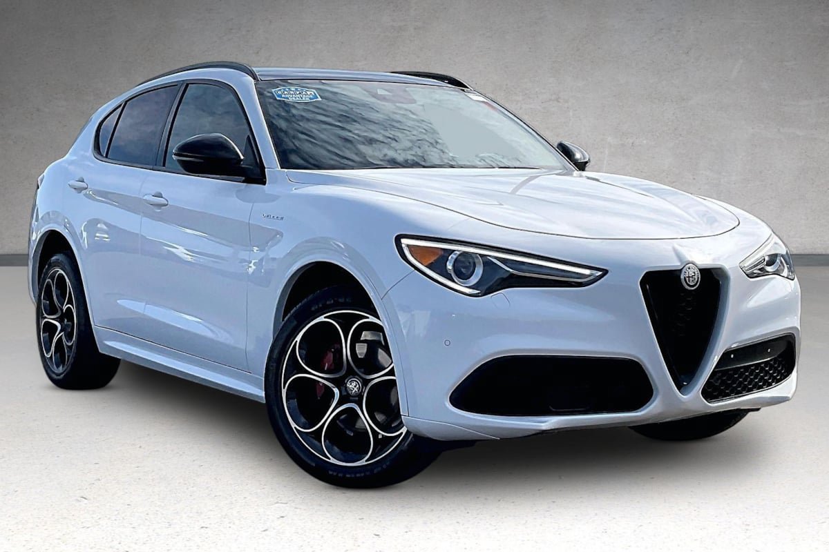Used 2023 Alfa Romeo Stelvio Veloce AWD/4WD image 2