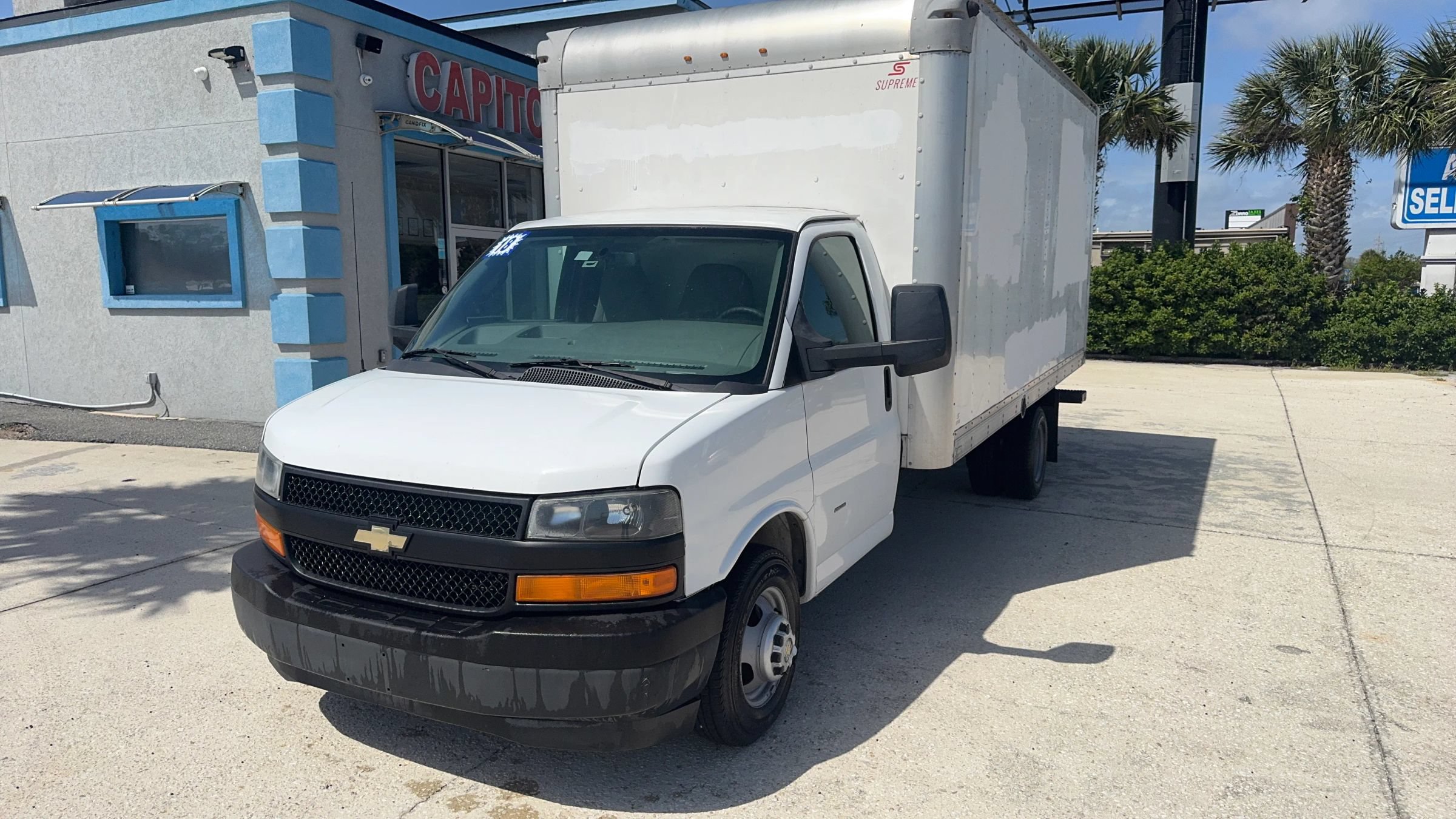 Used 2018 Chevrolet Express 3500 w/ Driver Convenience Package RWD image 1