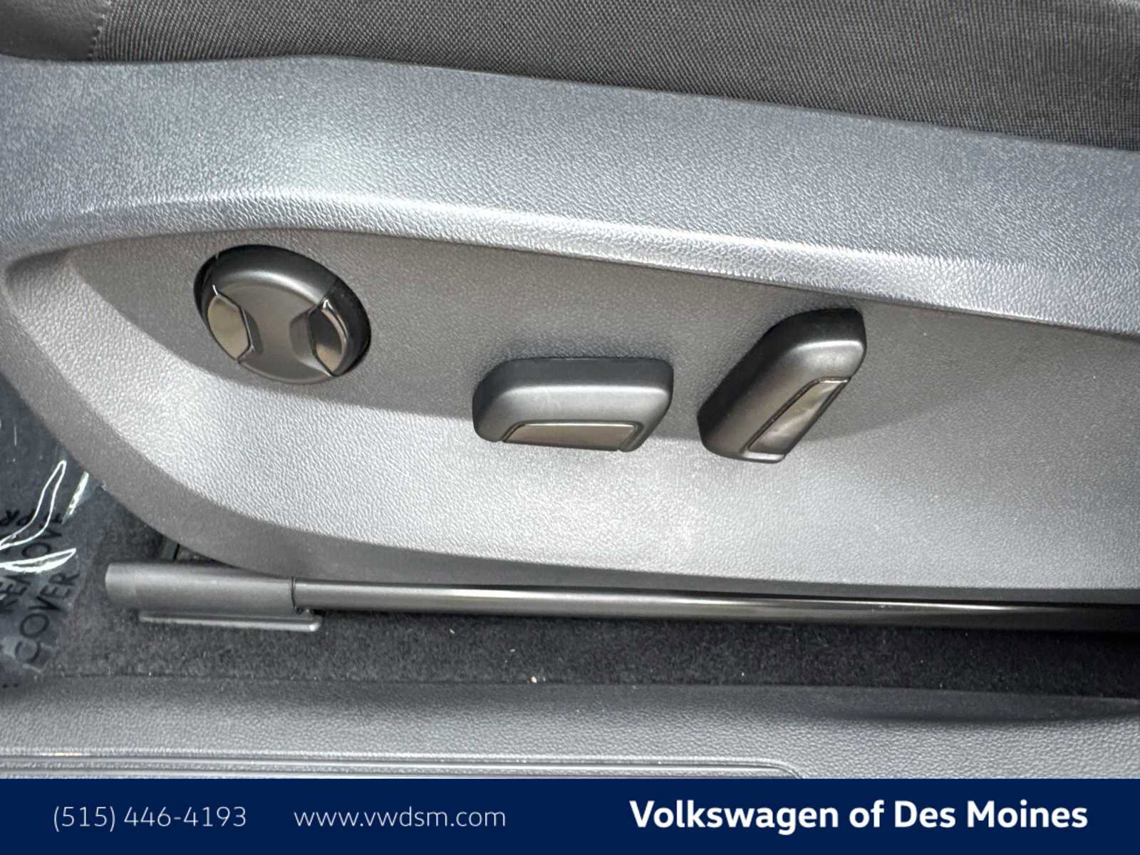 Used 2022 Volkswagen Tiguan SE w/ Panoramic Sunroof Package image 25